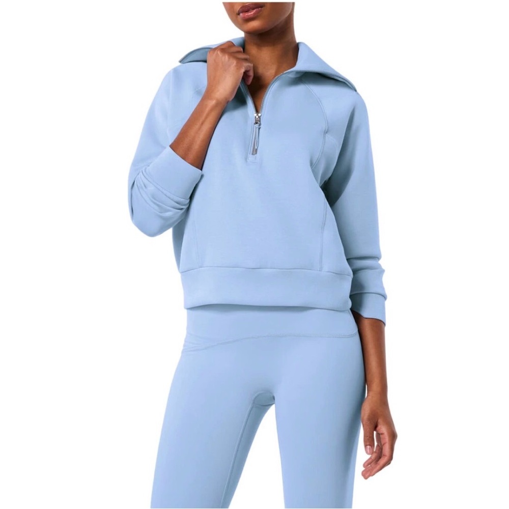Comfortable SPANX 1/2 zip in light blue. Ideal for everyday wear.